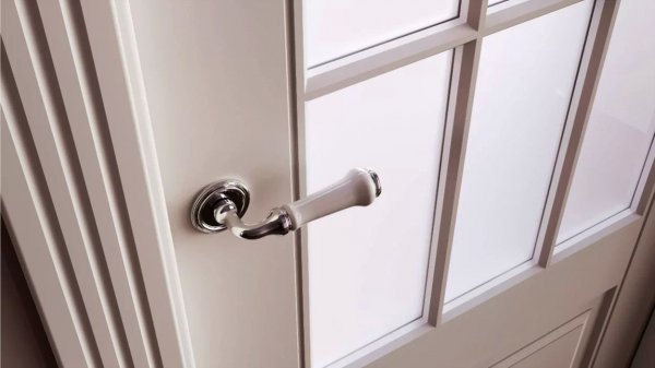 Фото товара Межкомнатная дверь эмаль Ofram Оксфорд 2 белая остеклённая